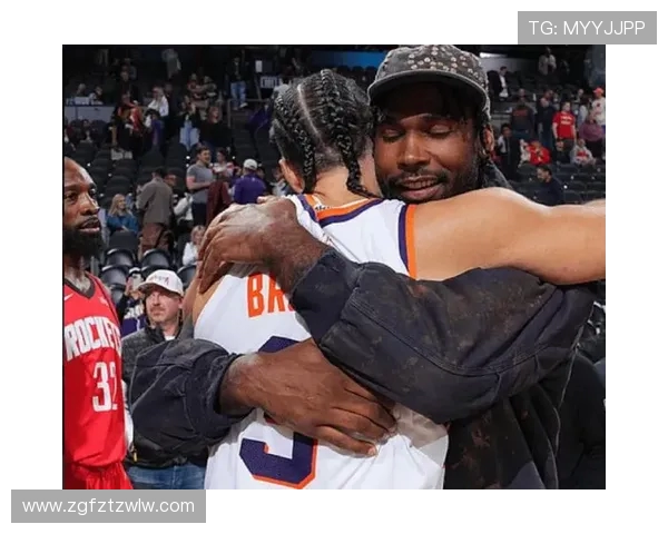 狄龙与火箭球员深情拥抱展现真爱情怀温暖全场